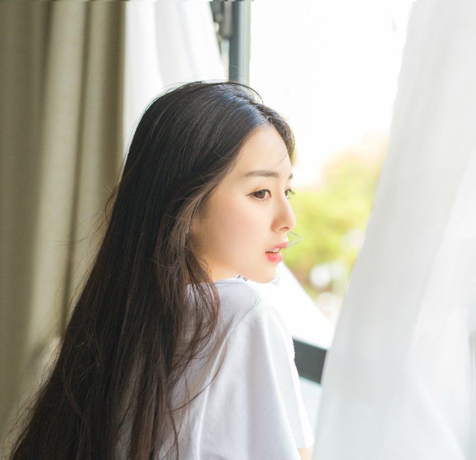青春伴随着梦想，如诗如画，如歌如曲，追逐梦想的微光，即使前方荆棘满地，也依然要风雨兼程，永不言弃!